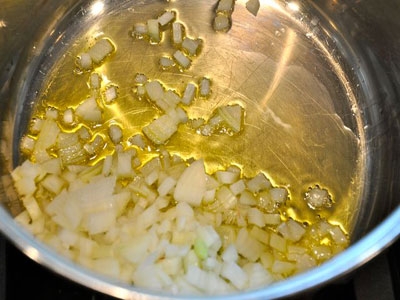 цибулю на сковороді