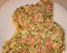 Укладаємо форму салату