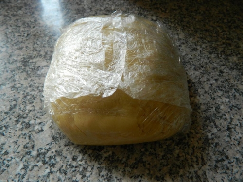 загортаємо тісто в плівку