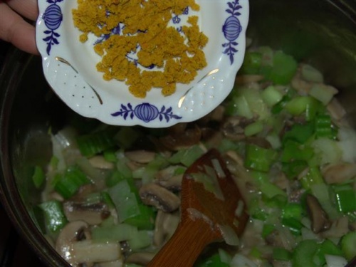 кубик маггі в каструлі