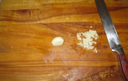 подрібнюємо часник