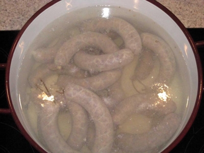 ковбаса в каструлі