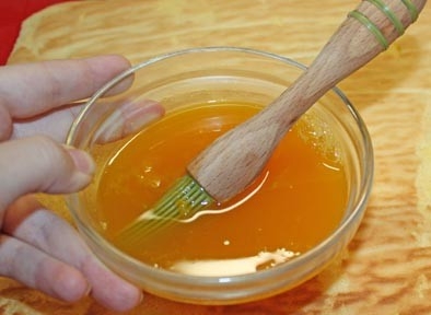 змащуємо боки салатниці рослинним маслом