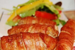 Міні-ковбаски в беконі