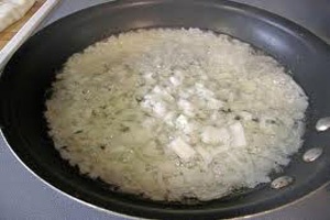 цибулю на сковороді