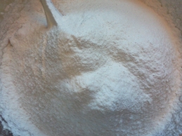 перемішуємо крохмаль і борошно