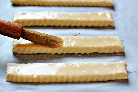 змащуємо яйцем соломку