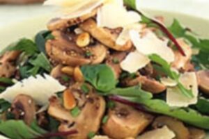 Салат з кедровими горіхами і грибами