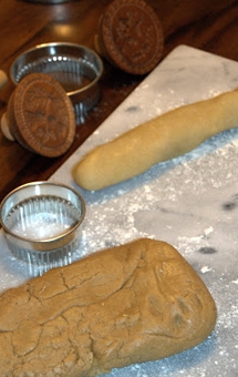 викладаємо на кухонний стіл тісто