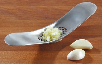 подрібнюємо часник