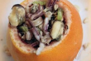 Салат з морепродуктів в грейпфруті