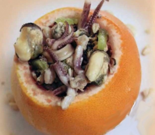 готовий салат з морепродуктів в грейпфруті