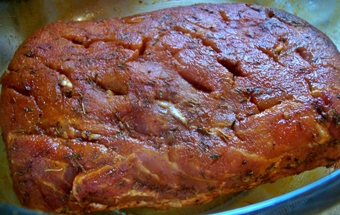 натираємо свинину медом і поливаємо соєвим соусом