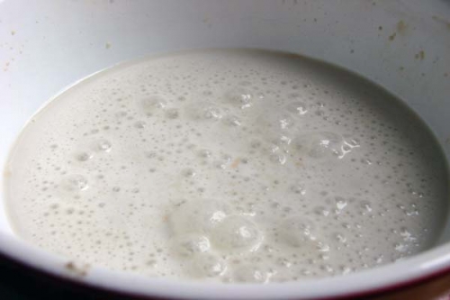 заливаємо водою дріжджі