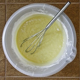 Збиваємо яйце з цукром