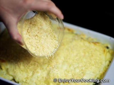 напів-готову страву посипаємо сиром