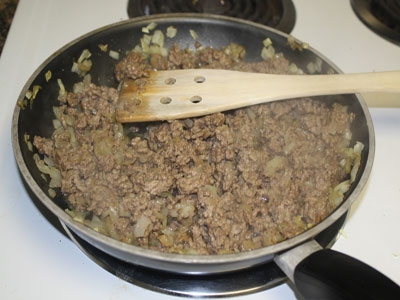 лук з фаршем на сковороді