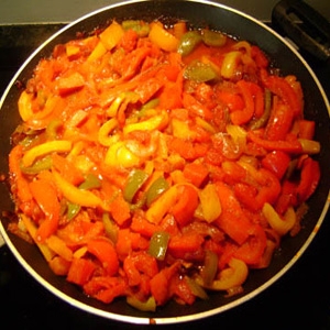 тушковані перець цибулю і томат