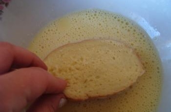 Вимочуємо хліб в яєчно-молочної суміші