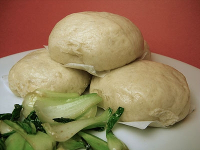 булки парові на тарілці