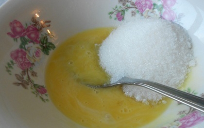 Розтираємо жовтки з цукром