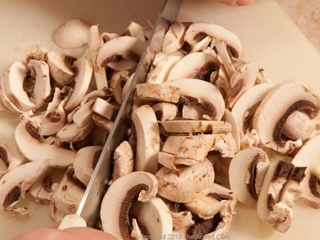 нарізаємо на шматочки гриби