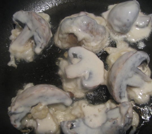 обсмажуємо гриби до золотистого кольору 