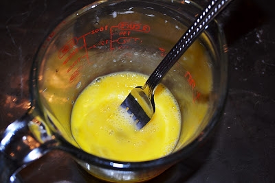 яйця перемішуємо з водою, оцтом і сіллю