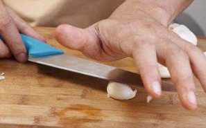 Відчищаємо часник від лушпиння