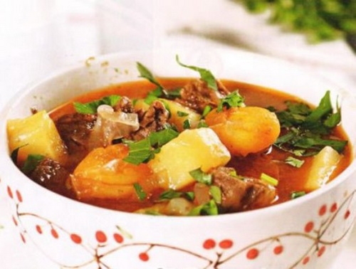 Готовий суп з яловичини з курагою