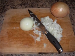 дрібно рубаємо цибулю