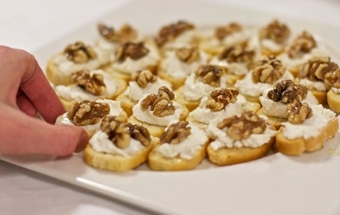 канапе з горіхово-сирним паштетом