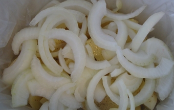 перемішуємо цибулю з картоплею і спеціями