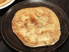 смажимо плацинду з гарбузом з іншого боку