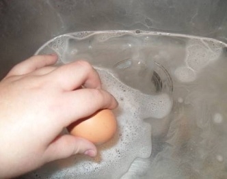 Моєму яйця мильним розчином