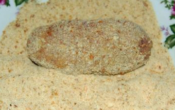 обвалюємо котлети в сухарях