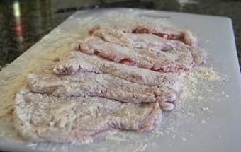 обвалюємо свинину в борошні