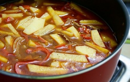 додаємо помідори й тушкуємо