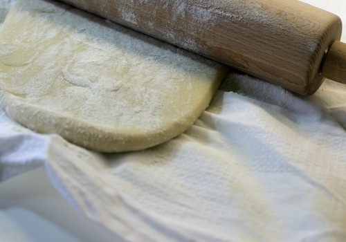 тонко розкачуємо тісто