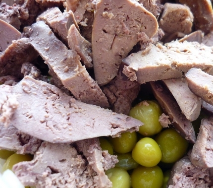 нарізаємо печінку і змішуємо з горошком