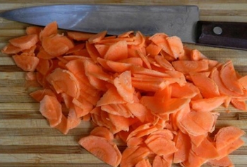 Подрібнюємо морквину