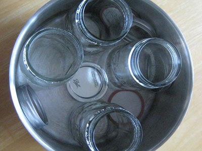 банки в каструлі