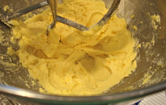 збиваємо масло з цукрово-жовтковою сумішшю