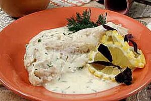 Окунь річковий з цибульним соусом