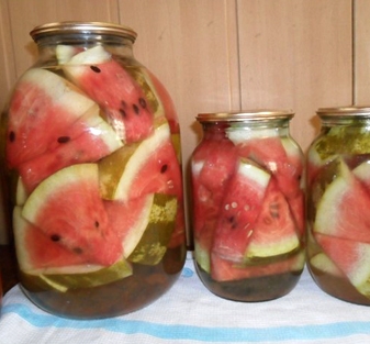 закочує банки з кавуном