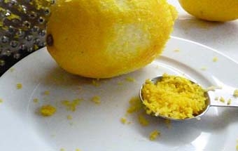 натираємо шкірку лимона на тертку