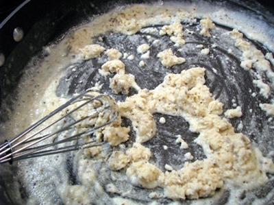 смажимо борошно на сковороді в маслі