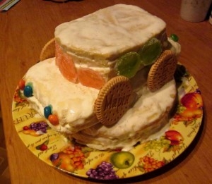 подаємо дитячий торт Машинка