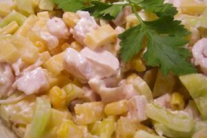 Салат з копченою куркою і ананасами