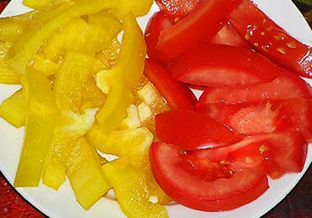 Викладаємо овочеву нарізку на страву